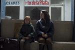 Irriterende. Den lille Paula Galinelli Hertzog (tv.) driver af og til sin mor, spillet af Laura Agorreca (th.), til vanvid i filmen "El Premio, som deltager i Berlinalens hovedkonkurrence. 