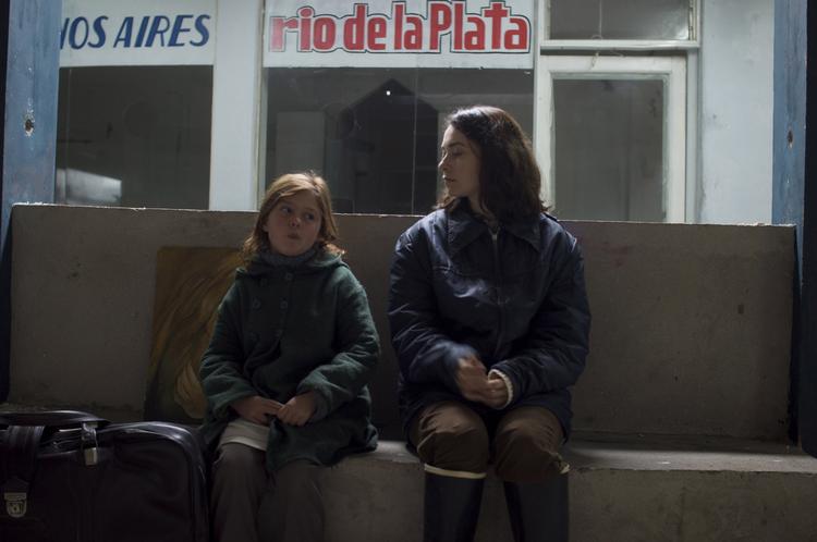 Irriterende. Den lille Paula Galinelli Hertzog (tv.) driver af og til sin mor, spillet af Laura Agorreca (th.), til vanvid i filmen "El Premio, som deltager i Berlinalens hovedkonkurrence. 