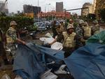 Opløst. Militæret i Egypten vil have styr på landet. Først rev de teltene ned på Tahrirpladsen i Kairo, og siden opløste det parlamentet. 