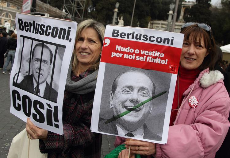 Smut! Tusinder af kvinder protester mod Silvio Berlusconi. De står her på Piazza del Popolo i Rom. 