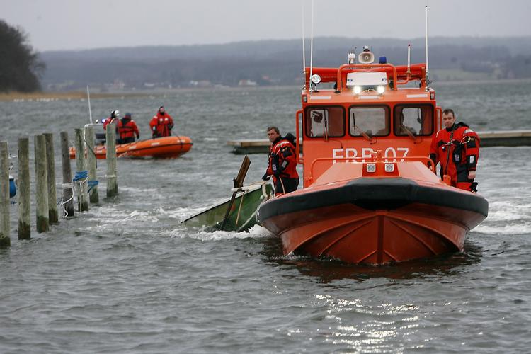 Kæntrede. En 44-årig lærer er fortsat savnet efter dramaet på Præstø Fjord i fredags. Seks elever ligger i kunstig koma. Billedet er fra redningsaktionen i fredags. 
