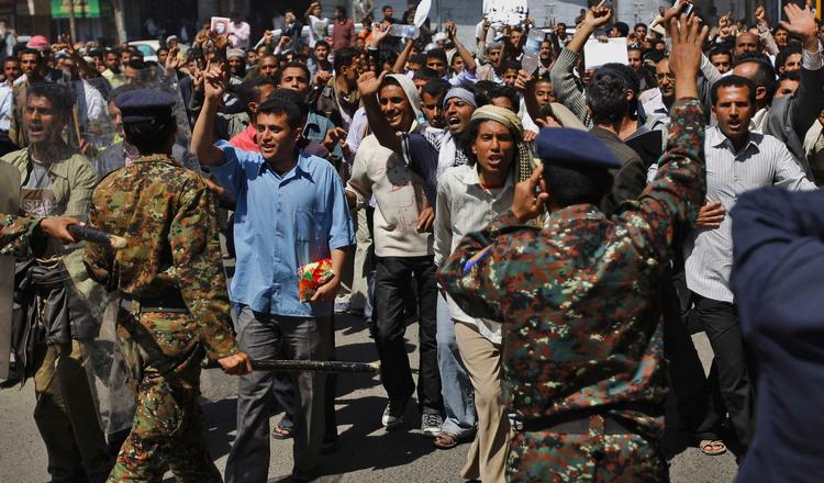 PROTEST. Politiet i Yemen gjorde i dag sit for at slå oprøreet i landets hovedstad ned. 