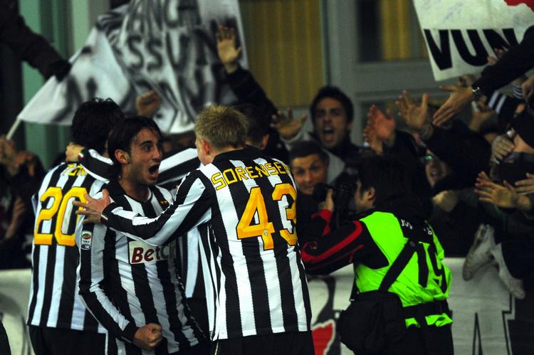 Jubel. Glade Juventus-spillere fejrer scoringen, der førte til sejr over Inter. 