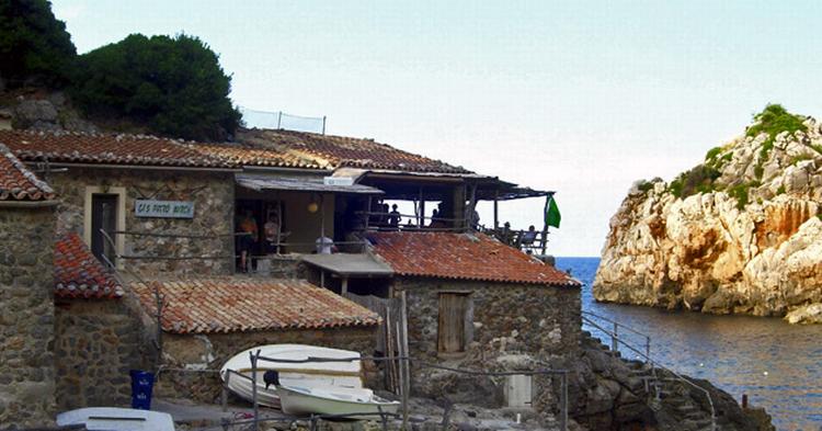 ETAGEHYGGE. Som taget ud af en piratfilm. Bohemer, berømtheder og andre livsnydere fordriver tiden i Deià-bugten og restaurant Can Marchs rustikke omgivelser. 