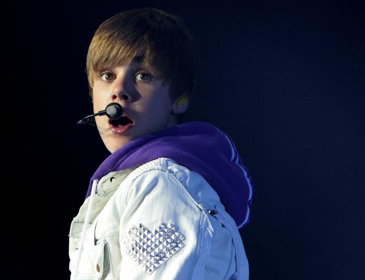 bieberpanik. Teenageidolets stemme er i overgang. Heldigvis er hans hår ikke helt forkert, han går i det rigtige tøj og han er vist heller ikke genert. 