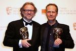 Priselskere. Niels Arden Oplev (th.) og producer Søren Stærmose med Bafta-priserne for bedste ikke-engelsksprogede film. Parret er blevet belønnet for filmen 'Mænd der hader kvinder ' eller 'The Woman with The Dragon Tattoo'. 