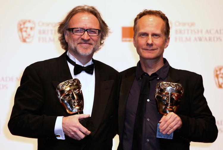 Priselskere. Niels Arden Oplev (th.) og producer Søren Stærmose med Bafta-priserne for bedste ikke-engelsksprogede film. Parret er blevet belønnet for filmen 'Mænd der hader kvinder ' eller 'The Woman with The Dragon Tattoo'. 