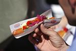 Fredag kan man blandt andet smage en pølse med marineret kartoffelsalat med rødløg, tomat og lime på Axeltorv, når der sættes fokus på sundere hotdogs. 