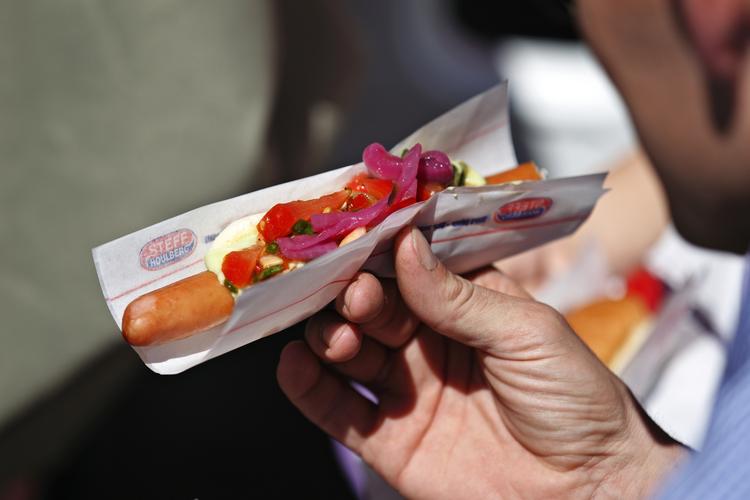Fredag kan man blandt andet smage en pølse med marineret kartoffelsalat med rødløg, tomat og lime på Axeltorv, når der sættes fokus på sundere hotdogs. 