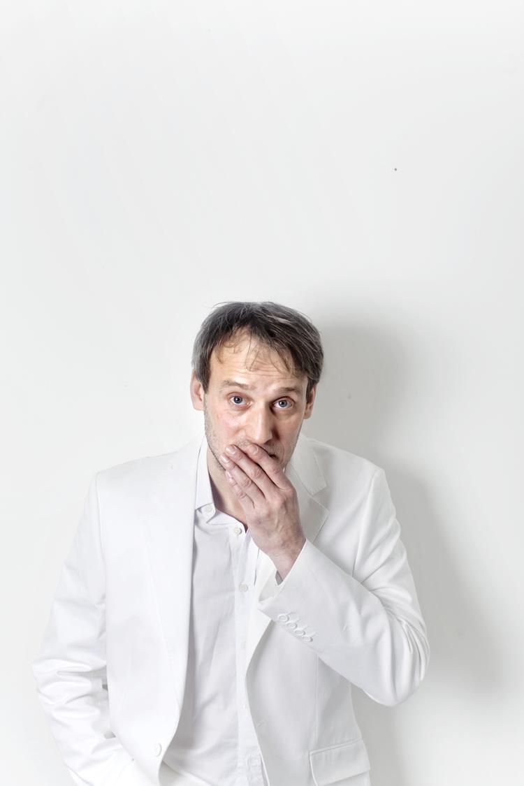 Med satireprogrammet `Rytteriet´ har han og Martin Buch fået det halve kongerige til at grine af egoistiske stakler, der er gået ned med både flaget og flagstangen. 