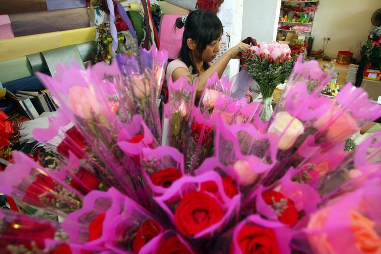 roser. En blomsterhandler i Malaysias hovedstad Kuala Lumpur pakker roser, som hun håber at sælge i dag på Valentinsdag. Myndighederne i landet har ellers indledt en storstilet kampagne mod fænomenet, som betegnes som »en fælde til umoralsk adfærd«. 