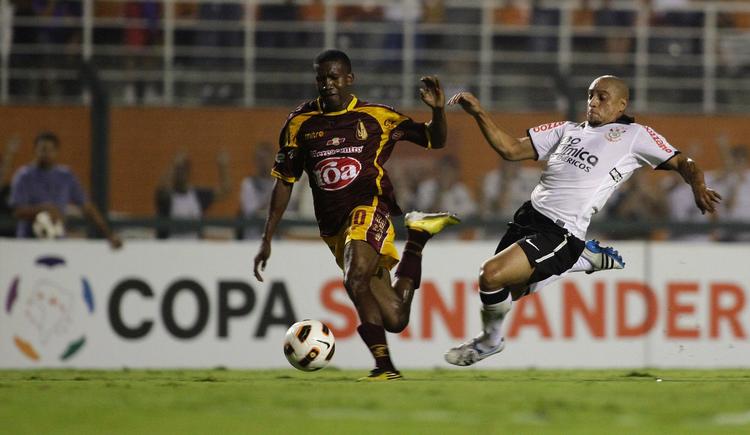 elimineret. Corinthians med Roberto Carlos på holdet tabte over to kampe i kvalifikationen til Copa Libertadores med 2-0 til colombianske Deportes Tolima. 