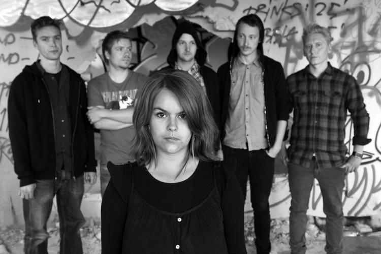 Scarlet Chives har sangerinden Maria Mortensen i spidsen og derudover bl.a. Sleep Party People-frontmanden Brian Batz på guitar og keyboard. 