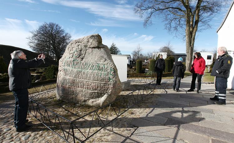 gelwane. Den store Jellingesten udenfor kirken i Jelling blev sat af Harald Blåtand omkring år 965. 