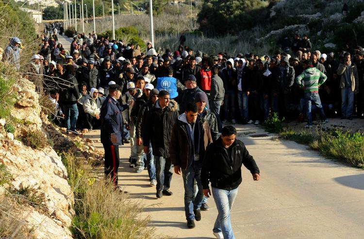 Flygtninge. Mindst 4.000 tunesere er flygtet til Europa via den italienske ø Lampedusa. Her ses en del af dem i går. 