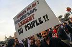 SKANDALE. "Francois Fillon, giv os folkets penge tilbage!!", står der på en degyptisk demonstrants skilt, efter afsløringen af, at den franske premierminister har været på solferie i Egypten med sin familie med alt betalt af den egyptiske regering. 