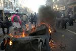 Vrede. Demonstranter på barrikaderne i Teheran. 