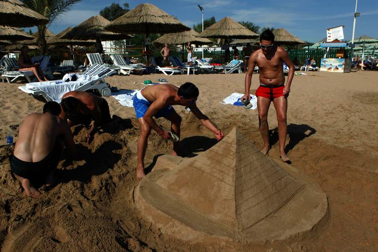 Ferietur. Strandene i Sharm el-Sheikh og de øvrige feriebyer langs Det Røde Hav virker tillokkende - og nu frarådes danske turister ikke længere at tage derned. 