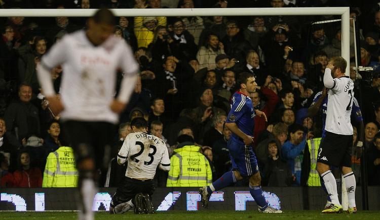 nedtur. I overtiden kunne Clint Dempsey have sparket Fulham tre pladser frem i Premier League, men Petr Cech reddede straffesparket. 