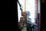 grin. Endnu en lytter er igennem, så den debuterende studievært Jytte hygger sig i det lille studie. 