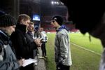opgaven. For Jesper Grønkjær er det en naturligvis del af jobbet som professionel fodboldspiller at udtale sig til pressen. 