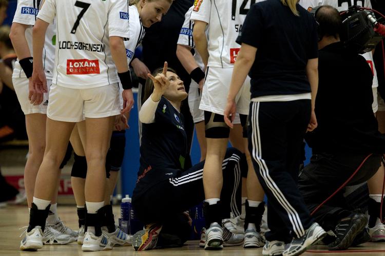 dispositioner. En træner skal tage mange beslutninger i løbet af en håndboldkamp, men ikke alle Anja Andersens er faldet i god jord i Rumænien. 