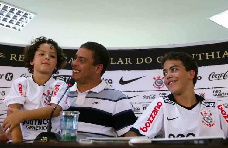 misfortolket. På pressemødet i Sao Paulo i går sagde Ronaldo i selskab med sine sønner Alex og Ronald farvel til fodbolden - men ikke at han havde taget doping. 