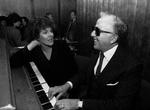 Spilleglæde. I 2007 adlede Englands dronning Elizabeth pianisten George Shearing, der ydmygt svarede, at han ikke forstod æresbevisningen, men bare havde gjort det, han elskede. 