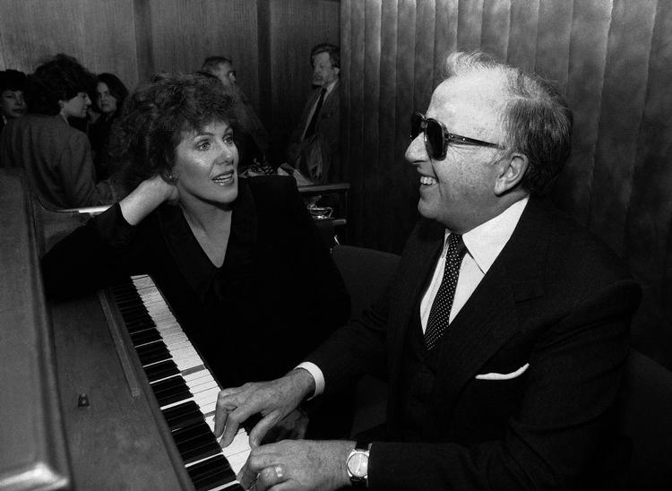 Spilleglæde. I 2007 adlede Englands dronning Elizabeth pianisten George Shearing, der ydmygt svarede, at han ikke forstod æresbevisningen, men bare havde gjort det, han elskede. 