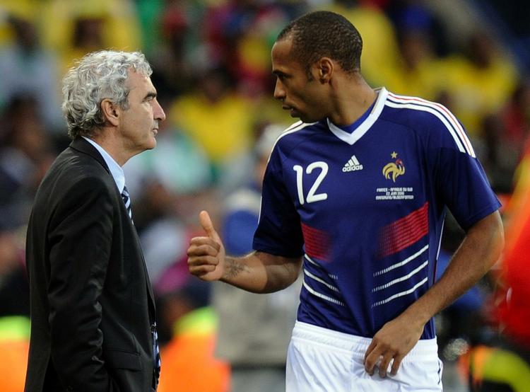 fornærmet. Efter VM er Raymond Domenech forhenværende som landstræner og Thierry Henry er skiftet til den amerikanske liga. 