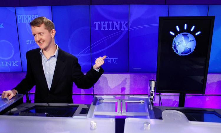 Showdown. Mand og maskine. Jeopard-mesteren Ken Jennings, der har vundet 74 gange i træk, ses her sammen med IBM's elektroniske udfordrer, Watson. Derudover deltager Brad Rutter, der er Jeopardy-historiens største pengevinder, i denne uges dyst. Billedet er fra en generalprøve for pressen i januar. Foto: Seth Wenig/AP 