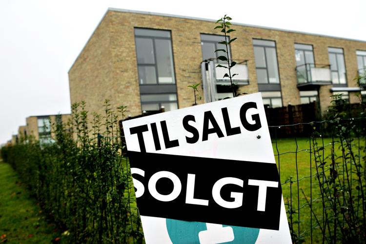 En af forklaringerne på det opdelte boligmarked er formentlig, at arbejdsløsheden blansdt andet er steget mindst i Nordsjælland, mens den er steget mest på Fyn, i Sydjylland og på Vest- og Sydsjælland«, siger Lone Kjærgaard, der er chefanalytiker i Arbejdernes Landsbank . 