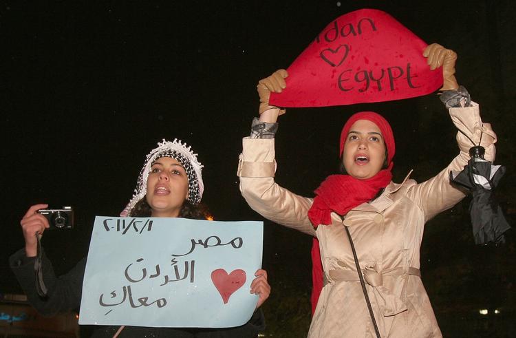 Protest. Jordanske kvinder protesterer mod Egyptens nu afsatte præsident Hosni Mubarak foran den egyptiske ambassade i Jordans hovedstad, Amman. 