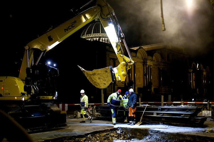 Nattestøj. Arbejdet i et kryds på H. C. Andersens Boulevard foregår om natten, selv om det er dyrere i lønninger. 