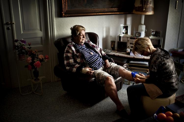 Hænder. 78-årige Rita fra Frederiksberg er ikke meget for at udskifte sin kommunale hjemmehjælp Zannie Olsen, med en privat. 