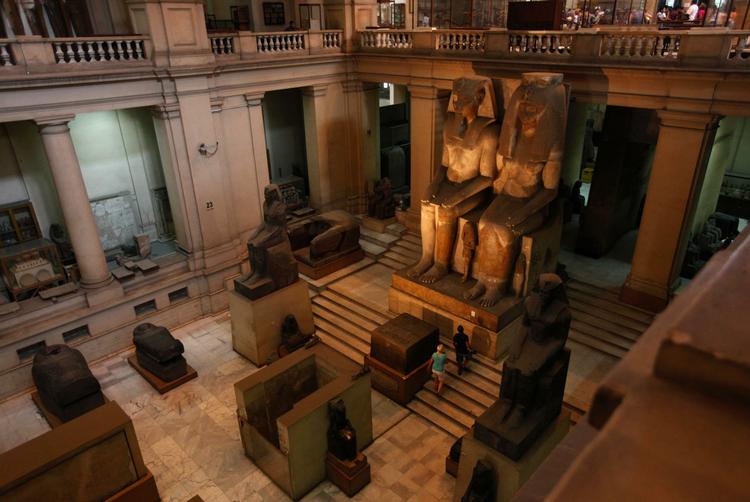 Hærværk. I kølvandet på revolutionen i Egypten den sidste tid, har der, på egyptiske museer, foregået omfattende hærværk på uvurdelige skatte og artefakter fra det gamle Egypten. 