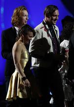 Ukommercielt. Arcade Fire fik Brit Award for 'årets bedste internationale album' på en award-aften, der negligerede storsælgende kunstnere. 