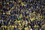 Massebevægelse. For at få bugt med en ganske lille gruppe uroelementer skal de Brøndby-fans, der vil se klubbens udekampe, lade sig registrere. 