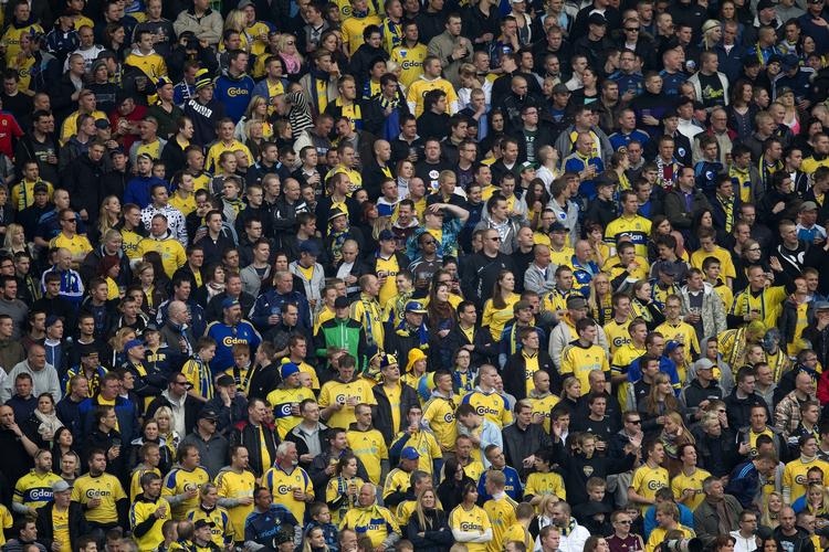 Massebevægelse. For at få bugt med en ganske lille gruppe uroelementer skal de Brøndby-fans, der vil se klubbens udekampe, lade sig registrere. 