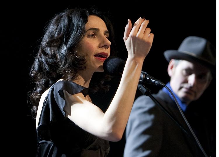 »`Let England Shake´ er en total overrumpling«, skrev Politikens anmelder Kim Skotte. Nu viser en anden uventet part interesse for PJ Harveys musikprojekt. 