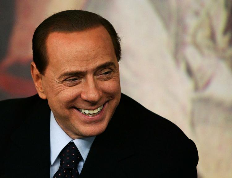 Selvsikker. Silvio Berlusconi tager retssag om magtmisbrug og købesex-anklager i stiv arm. 