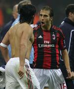 Fokus. Mathieu Flamini (t.h.) irettesatte Gennaro Gattuso efter dennes angreb på Joe Jordan. I dag undgik Flamini en irettesættelse fra Uefa. 
