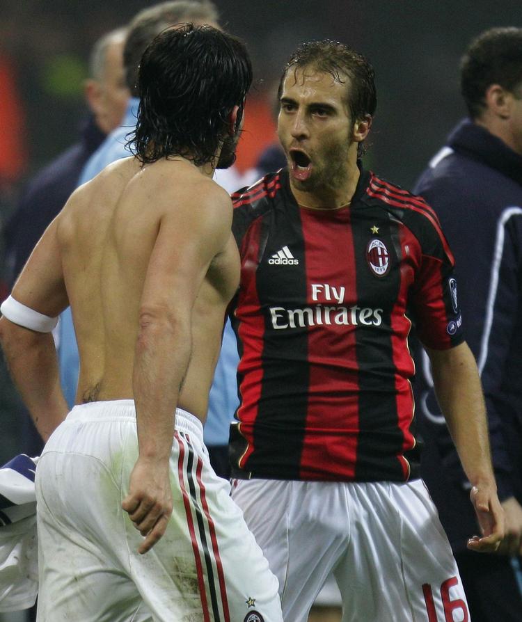 Fokus. Mathieu Flamini (t.h.) irettesatte Gennaro Gattuso efter dennes angreb på Joe Jordan. I dag undgik Flamini en irettesættelse fra Uefa. 