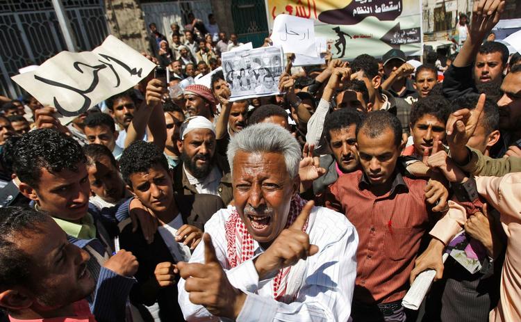 Gadekampe. Prodemokratiske demonstranter og tilhængere af regimet i Yemen er røget i totterne på hinanden. 