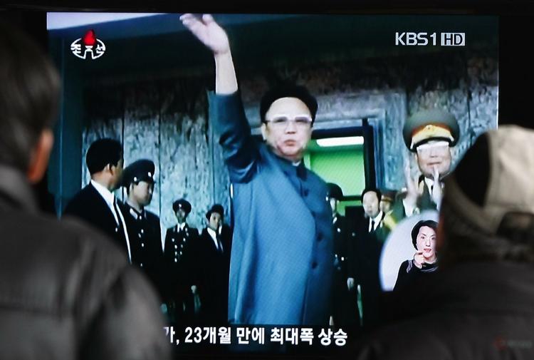 Stolthed. Da Kim Jong-ils helbred var bedre, så man ham tit i offentligheden. Her er han på sydkoreansk tv. 