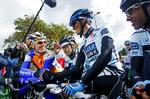 hovedperson. Alles øjne var rettet mod Alberto Contador, der her hilser på Luis Sanchez, men da løbet blev afgjort var det med belgieren Philippe Gilbert først over stregen. 