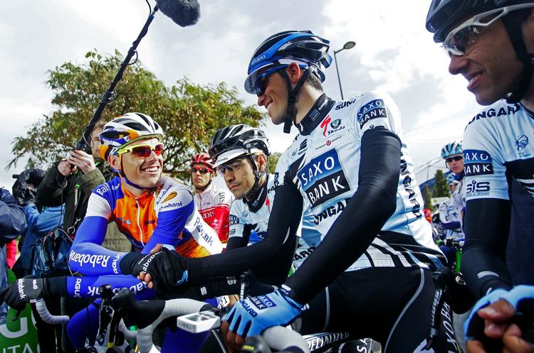 hovedperson. Alles øjne var rettet mod Alberto Contador, der her hilser på Luis Sanchez, men da løbet blev afgjort var det med belgieren Philippe Gilbert først over stregen. 