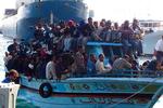Flygtninge. Tuneserne sejler til den italienske ø Lampedusa i overfyldte både. 