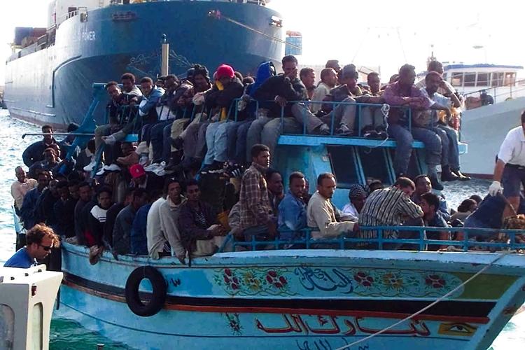 Flygtninge. Tuneserne sejler til den italienske ø Lampedusa i overfyldte både. 