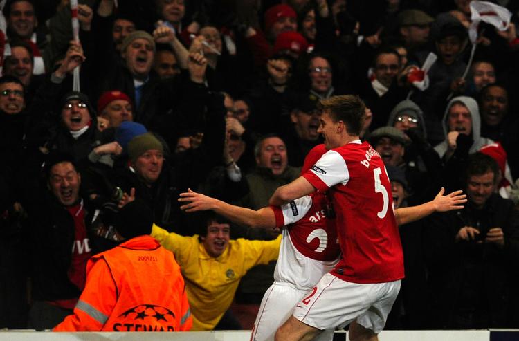 Fordel. Russeren Andrej Arsjavin (forrest) sørgede for at Bendtner og resten af Arsenal-holdet kan tage til Spanien om tre uger med et udmærket udgangspunkt. 